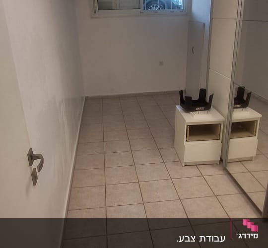 חדר צבוע בלבן נקי ללא ריהוט לאחר עבודת צביעה